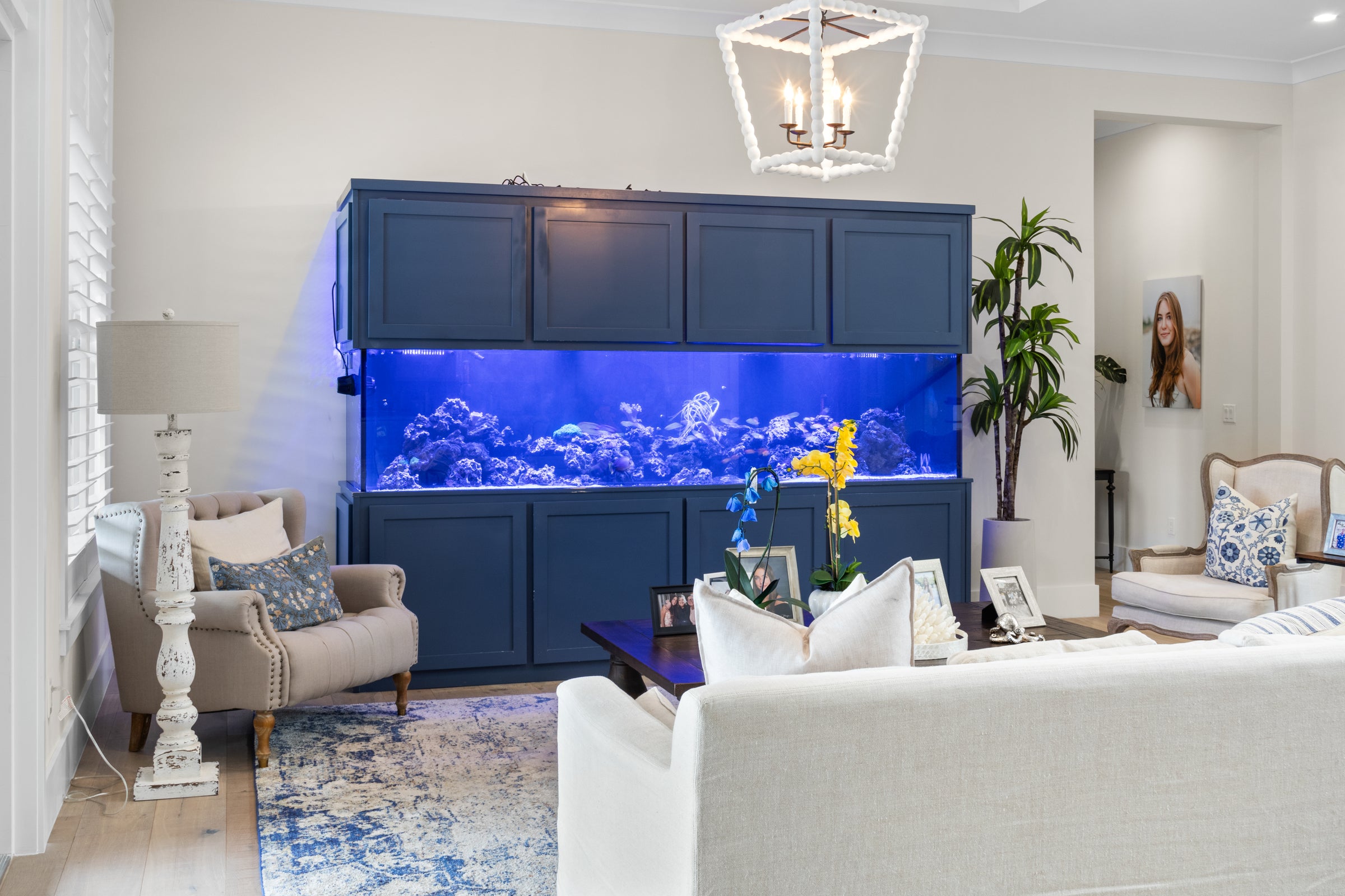 600 Gallon Coastal Living Room